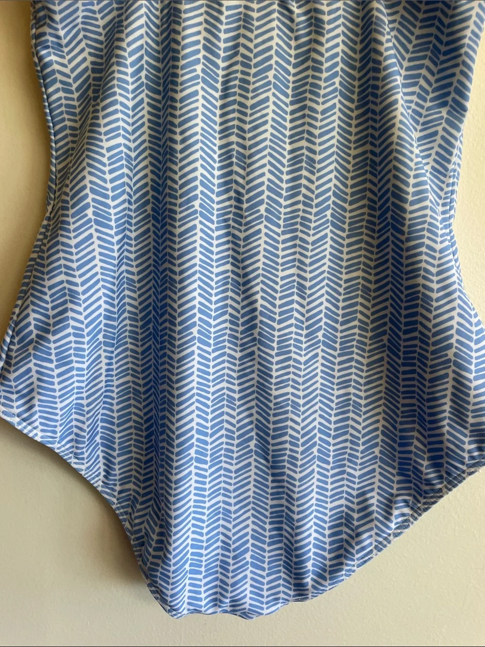 VINEYARD VINES Bayside Blue and White Chevron Ruffle Strap One-Piece Swimsuit M